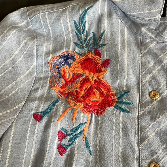 Caleoos Flowy Pinstripe Button-Up Tunic with Embroidered Flowers - Picture 8 of 10